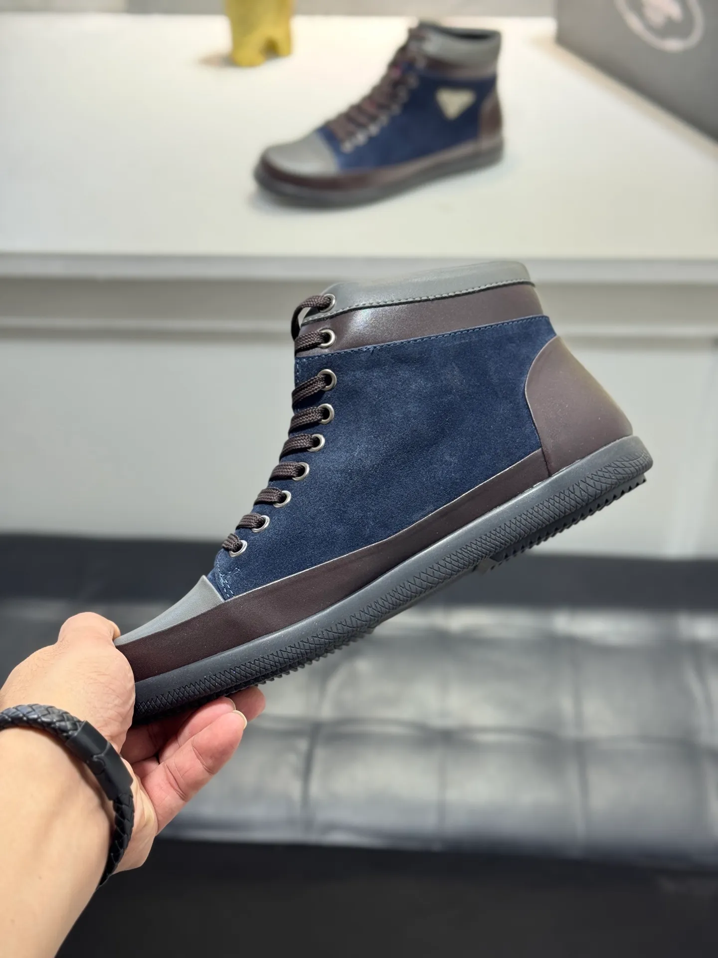 Men's Men's Shoes 💰460 [New Style] 🎻🎻PRADA*⚡️Prada~ The latest classic high-top men's shoes official website has launched a 1:1 copy, synchronized with Hong Kong counters, and on the same catwalk; all made of calf Leather ➕Imported soft and comfortable sheepskin lining, 🍡🍡original 1:1 rubber outsole, non-slip and wear-resistant; comfortable on the feet, attractive style, fine workmanship, and simple and neat shoe last, showing a man's courage and toughness. Size: 38-44 (45 customized